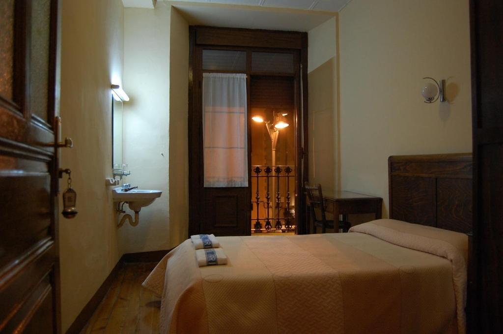 Hostal Paris Jaca Buitenkant foto