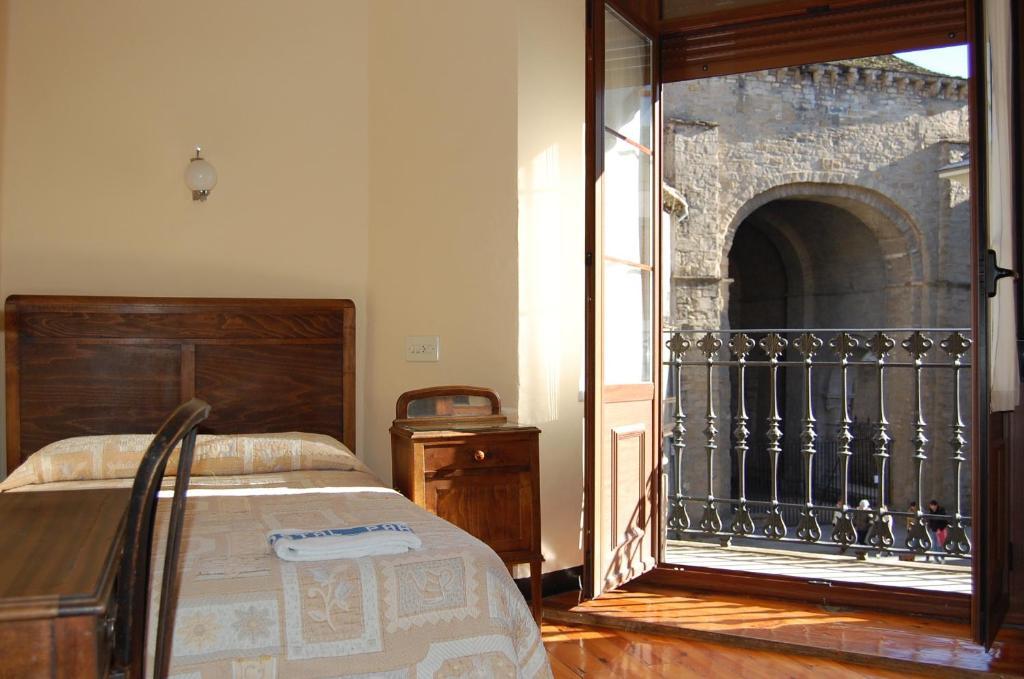 Hostal Paris Jaca Buitenkant foto