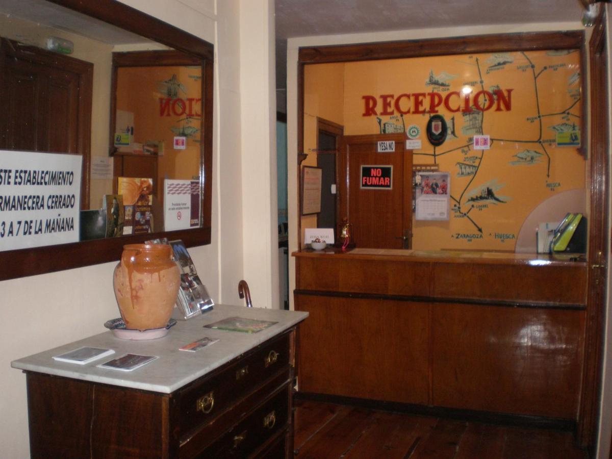 Hostal Paris Jaca Buitenkant foto